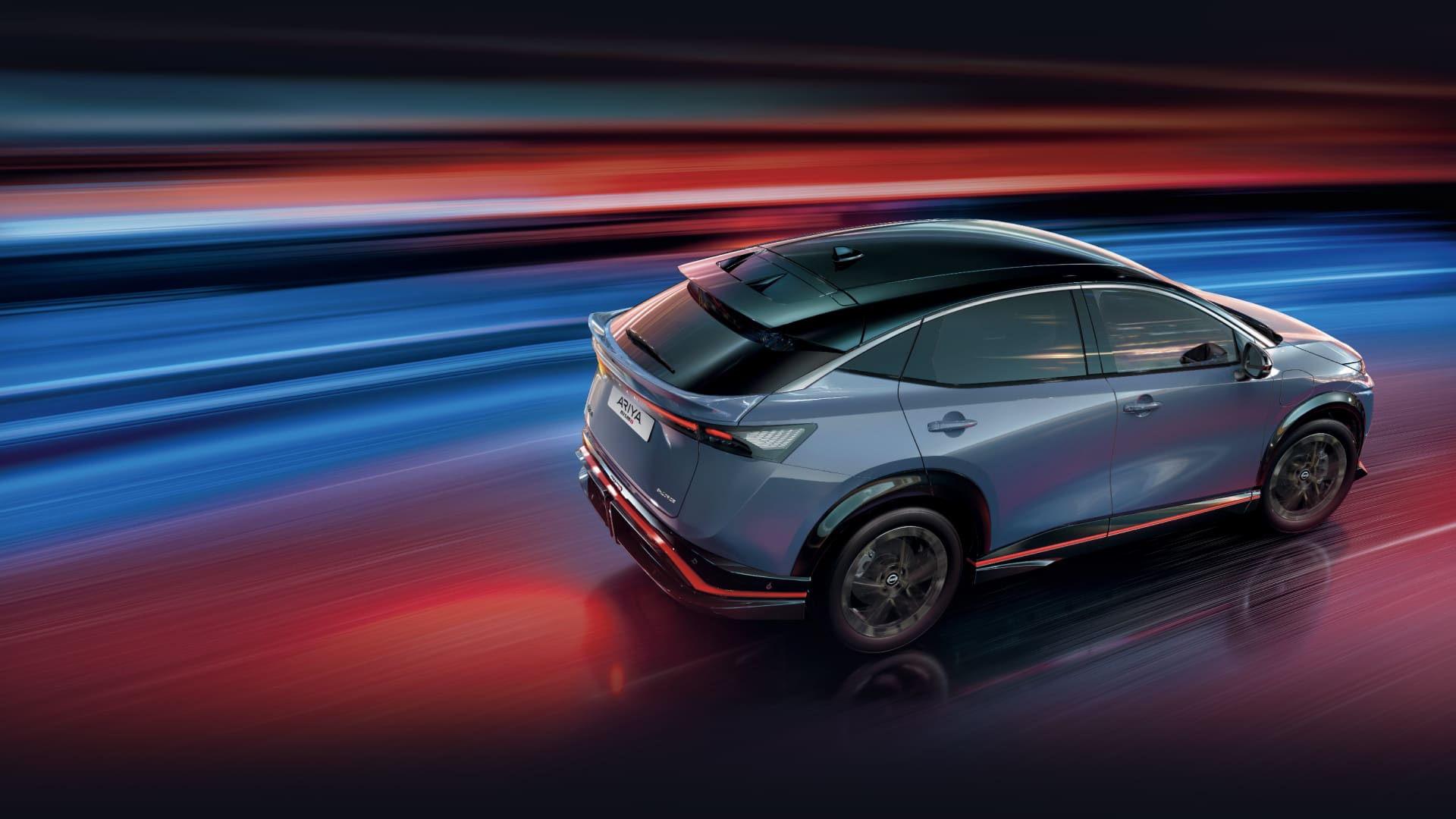 Nissan ARIYA NISMO video met beelden van de auto rijdend voor zeecontainers en beelden van het dashboard en de snelheidsmeter.
