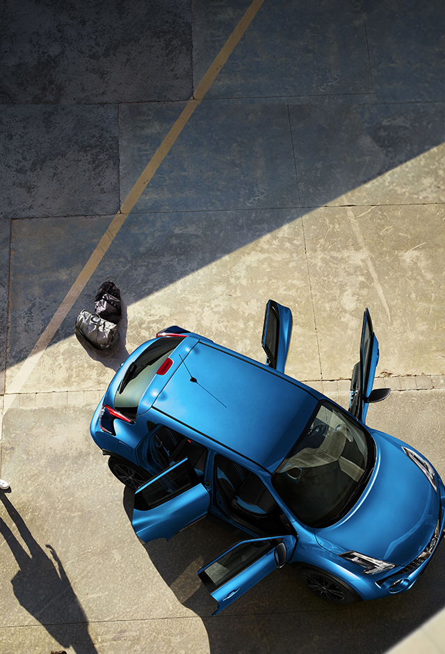 Nieuwe Nissan JUKE bovenaanzicht met deuren open